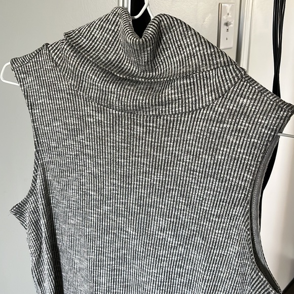 Turtle neck Top - Picture 3 of 6